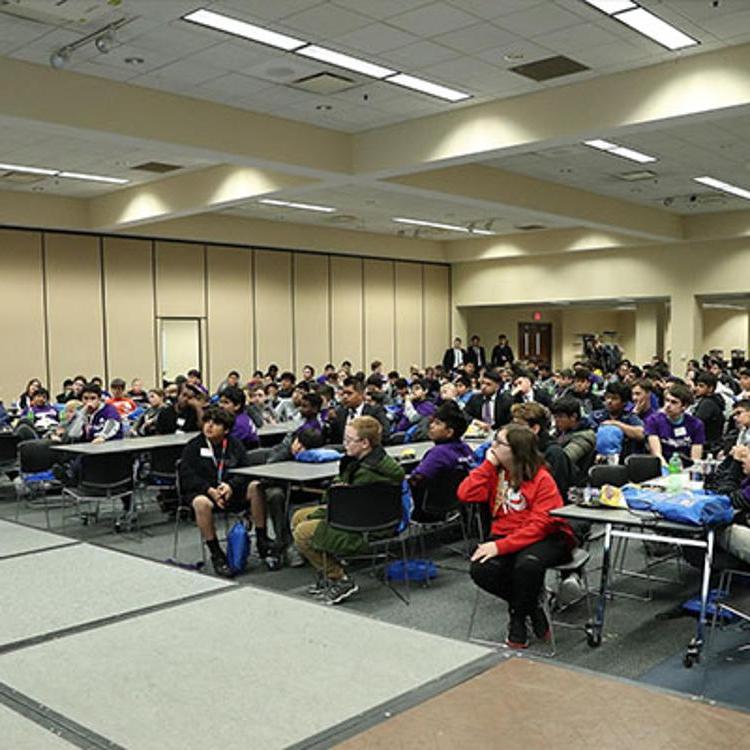 学生 gathered in conference room